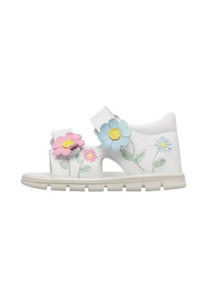 Sandale blanche pour enfants avec attaches en forme de fleurs roses et bleues, détails floraux brodés sur les côtés, dotée d'une semelle flexible.