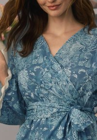 Laura Ashley SCALLOPED - Halāts - blue maddox