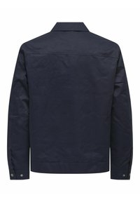 Giacca blu navy realizzata in tessuto traspirante, con maniche lunghe, colletto a punta e dettagli con bottoni ai polsini. Texture liscia, design minimale.