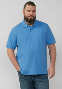Hellblaues Poloshirt mit einem kragenförmigen Ausschnitt, kurzen Ärmeln und slim fit. Glattes Material ohne sichtbare Muster oder Akzente.