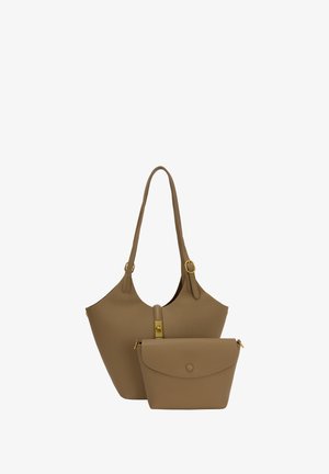 Tote en cuir texturé brun avec deux poignées et un petit sac détachable. Accents en matériel doré et fermeture à rabat.