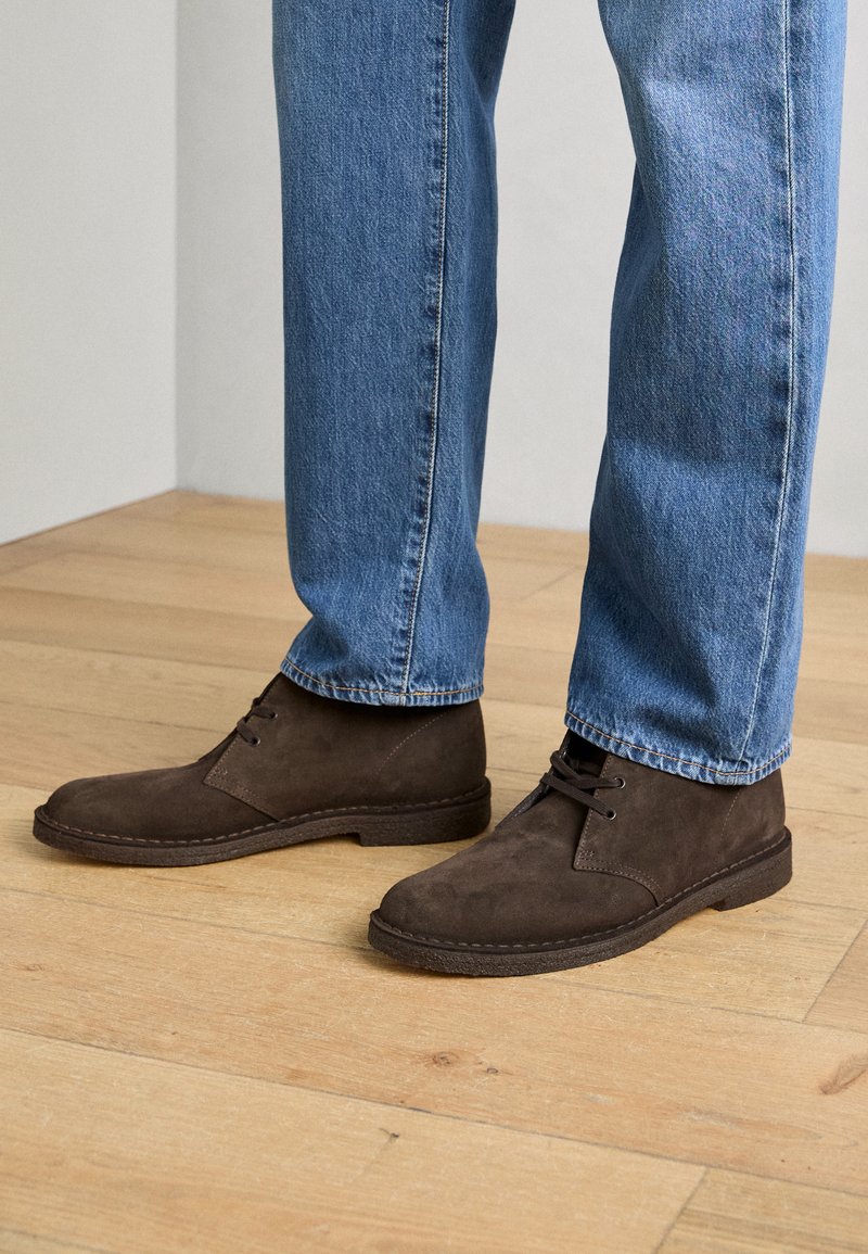 Clarks Originals DESERT BOOT - Sportlicher Schnürer - brown 