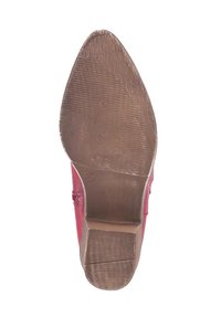 Suela roja de zapato con punta afilada y tacón de madera. La superficie de goma texturizada presenta ranuras horizontales y una sección central lisa.