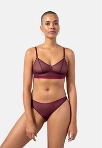 Burgundy läpikuultav aluspesu komplekt, mis sisaldab kolmnurksete tassidega bralette'i ja sobivaid aluspükse. Siseõmblused on delikaatsed ja reguleeritavad rihmad.