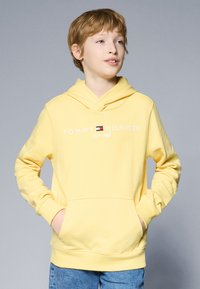 Tommy Hilfiger ESSENTIAL - Hoodie - citronella