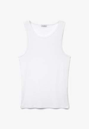 Débardeur blanc sans manches en maille côtelée avec encolure dégagée et étiquette de la marque à l'intérieur du col sur fond blanc.