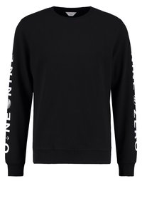 Svart crew-neck sweatshirt i mjukt tyg, med långa ärmar där vit text är tryckt på båda sidorna. Ribbad fåll och ärmslut.