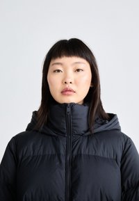 Tommy Hilfiger CASUAL MAXI - Dunfrakker - desert sky