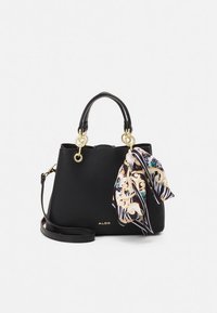 Schwarze Lederhandtasche mit strukturierter Oberfläche, goldfarbenen Beschlägen, zwei oberen Griffen und einem gemusterten Seidenschal-Akzent an der Seite.