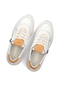 Baskets blanches en cuir texturé et mesh, avec des accents en suède beige, une fermeture éclair et des semelles en caoutchouc légères. Logo doré visible à l'intérieur.