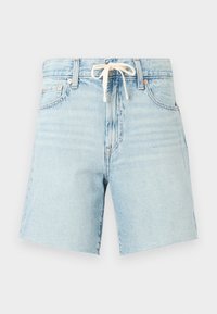 Ljust blå denimshorts med dragsko i midjan, lätt fransad fåll och fem fickor. Har en blekt textur och kopparnitar som detaljer.
