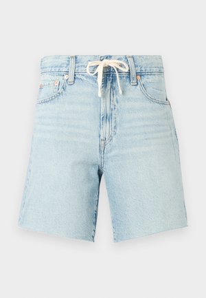 Shorts in denim azzurro chiaro con vita regolabile tramite cordino, orlo leggermente sfrangiato e cinque tasche. Presentano una texture sbiadita e dettagli con rivetti in rame.