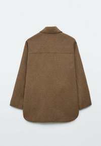 Manteau en laine marron avec col, manches longues et coupe droite, présentant une texture lisse et un ourlet arrondi en bas.