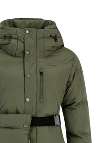 Groene pufferjack met hoge kraag, ritsborstzak, drukknoopsluitingen en een zwarte riem. Gemaakt van glad, gewatteerd materiaal.