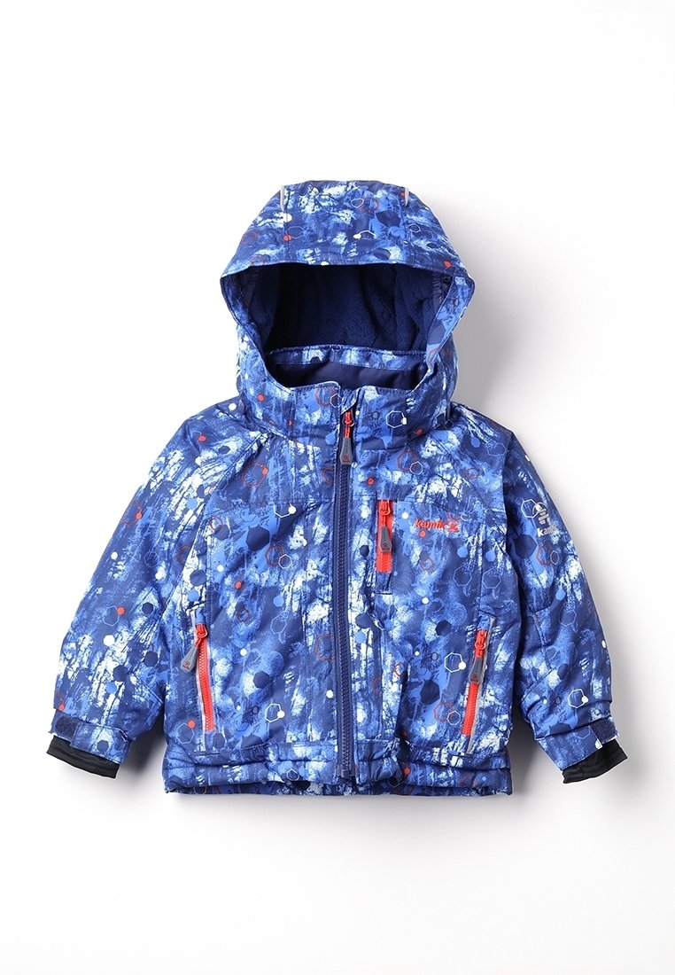 Veste d'hiver bleue à motifs avec capuche, comportant des accents rouges, une fermeture éclair à l'avant et deux poches latérales. Matériau texturé et chaud.