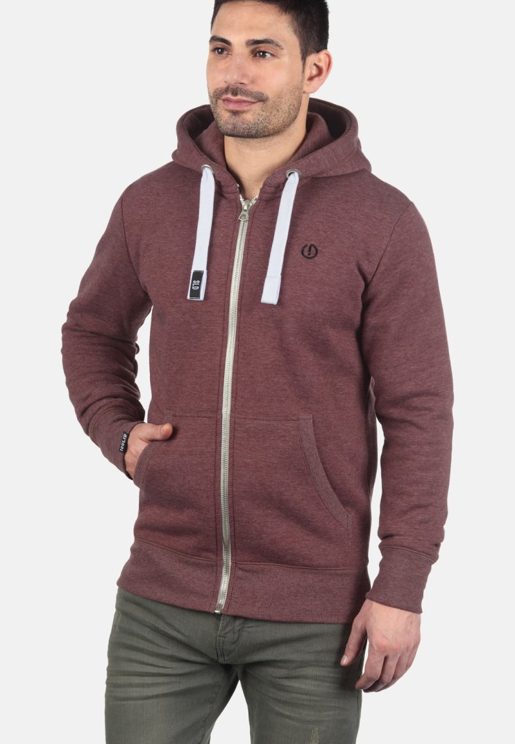 Maroon zip-up hoodie gemaakt van zachte stof, met een witte trekkoord, twee voorzakken en een klein logo op de borst.