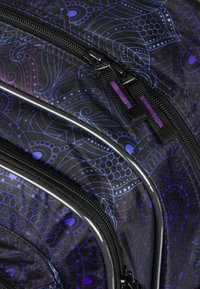 Borsa in tessuto nero con un design a motivo in viola e blu. Multipli zip con chiusure a contrasto in viola e rifiniture lisce e lucide.