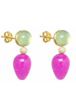 Boucles d'oreilles puces en or avec des dessus ronds translucides verts, de petites perles en or texturées et de grandes gouttes pendantes brillantes en forme de goutte d'eau violettes.