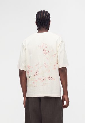 adidas Originals, FLOWER OVERSIZED TEE UNISEX - T-shirt print - cream white