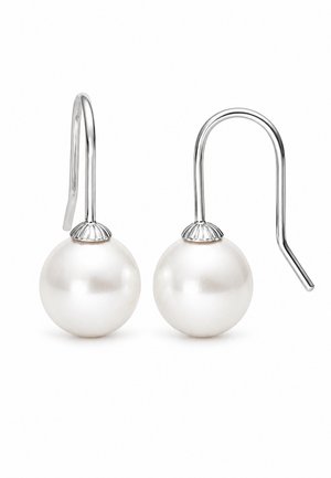Paire de boucles d’oreilles pendantes ornées de perles blanches, avec des crochets en argent poli et des capuchons festonnés en argent.