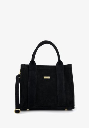 Schwarze Wildleder-Handtasche mit zwei oberen Tragegriffen und einem verstellbaren Schulterriemen. Verfügt über eine goldfarbene Metallakzent auf der Vorderseite. Rechteckige Form.