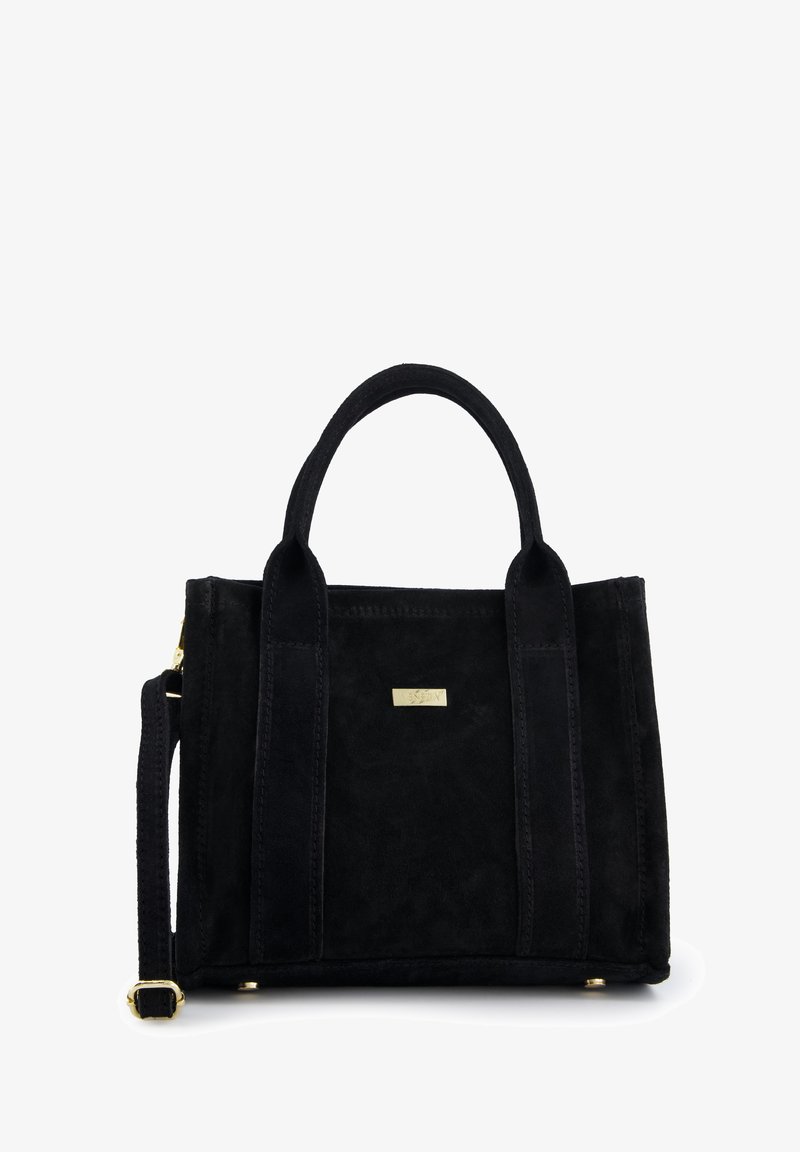 Sac à main en daim noir avec deux poignées supérieures et une bandoulière réglable. Présente un accent en métal doré à l'avant. Forme rectangulaire.