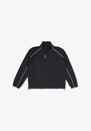 Čierna bunda na zips vyrobená z ľahkej tkaniny, s bielymi bočnými pruhmi a nastaviteľným okrajom s pružnými manžetami.