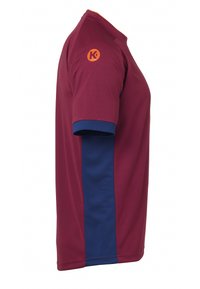 Bordeaux sportshirt met blauwe accenten op de mouwen en zijkant, gemaakt van lichtgewicht stof. Voorzien van een ronde oranje logo op de schouder.