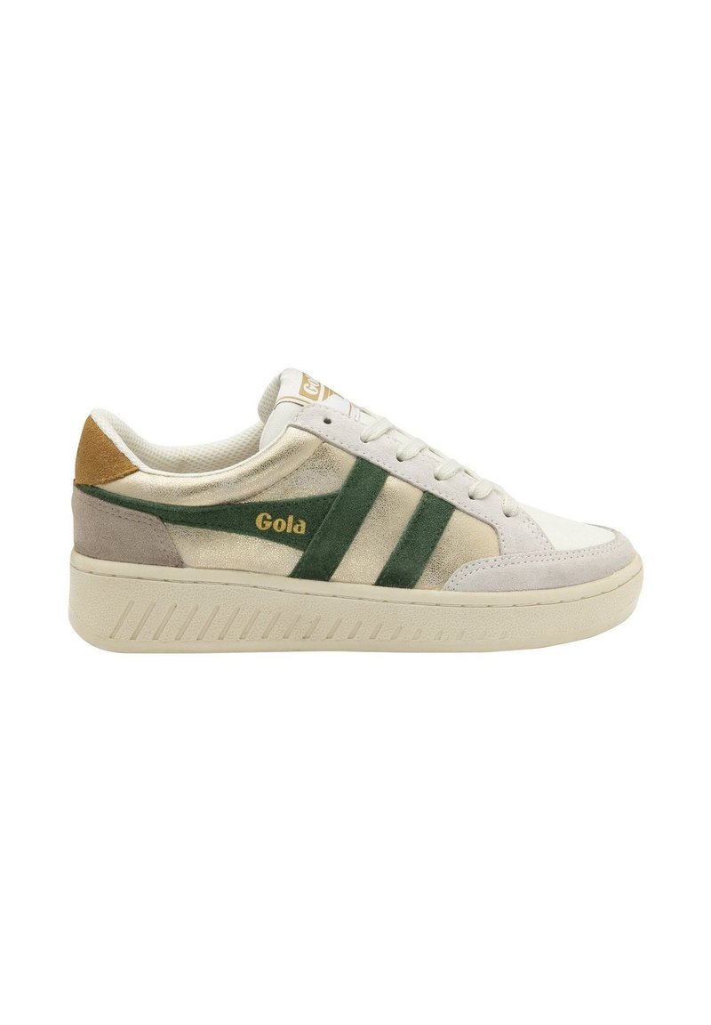 Sneaker bianche e verdi realizzate in suede e pelle, con una suola testurizzata, marchio dorato e strisce verdi sui lati.