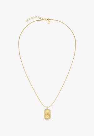 Collana con catena d'oro e pendente rettangolare decorato con un design di colomba e piccole pietre trasparenti lungo il bordo.