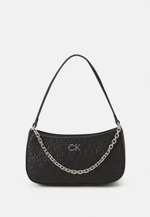 Sac à épaule noir avec motif du logo CK embossé, emblème CK argenté et une chaîne décorative argentée sur le devant.