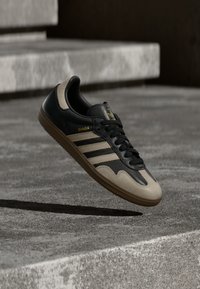 Επιλέχθηκε, core black/beige/gold-coloured metallic