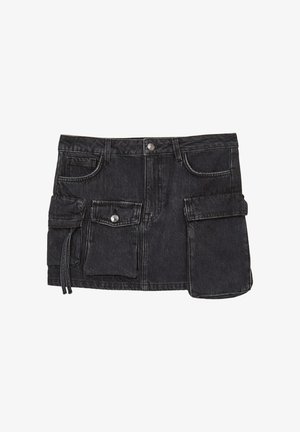 Gonna di jeans nera con una linea dritta, dotata di ampie tasche laterali, chiusura frontale con bottoni e dettagli di cucitura a vista.