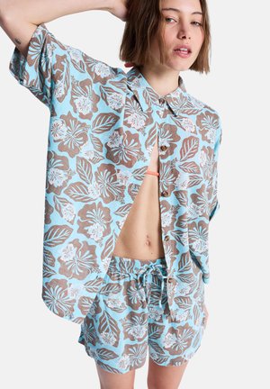 Lichtblauw bloemenhemd met bruine accenten, korte mouwen en een open voorkant. Gecombineerd met bijpassende shorts met een elastische tailleband.