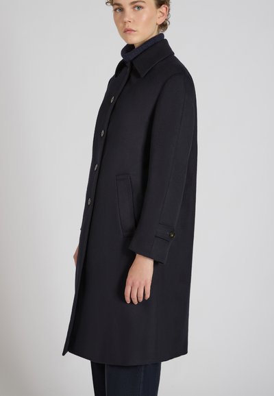 Granatowy wełniany płaszcz z kołnierzem, z zapięciem na guziki i kieszeniami bocznymi. Posiada prosty krój i teksturowany materiał dla dodatkowego ciepła.