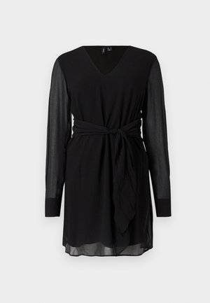 Juoda ilgomis rankovėmis su V formos iškirpte, permatomomis rankovėmis ir juosmens juosta, demonstruojama ant paprasto balto fono.