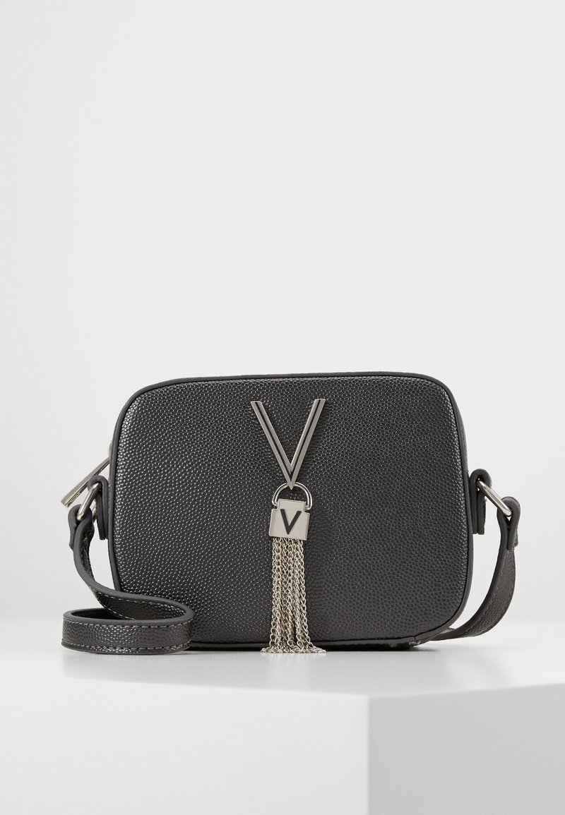 Borsa a tracolla nera con texture e forma rettangolare, con un frangia in metallo argentato e dettaglio con logo "V" sul davanti. Incluso un manico regolabile.