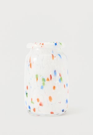 Borcan din sticlă transparentă cu formă rotunjită, decorat cu pete portocalii, albastre, verzi și roșii împrăștiate pe un fundal alb.