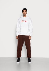 Levi's® RELAXD GRAPHIC HOODIE - Majica s kapuljačom - white