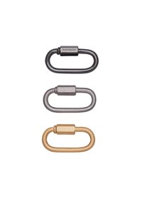 Drei miteinander verbundene Metallkarabiner in Schwarz, Grau und Gold. Jeder hat eine ovale Form mit einer strukturierten Oberfläche und dem eingravierten "DAVIDOFF"-Logo.