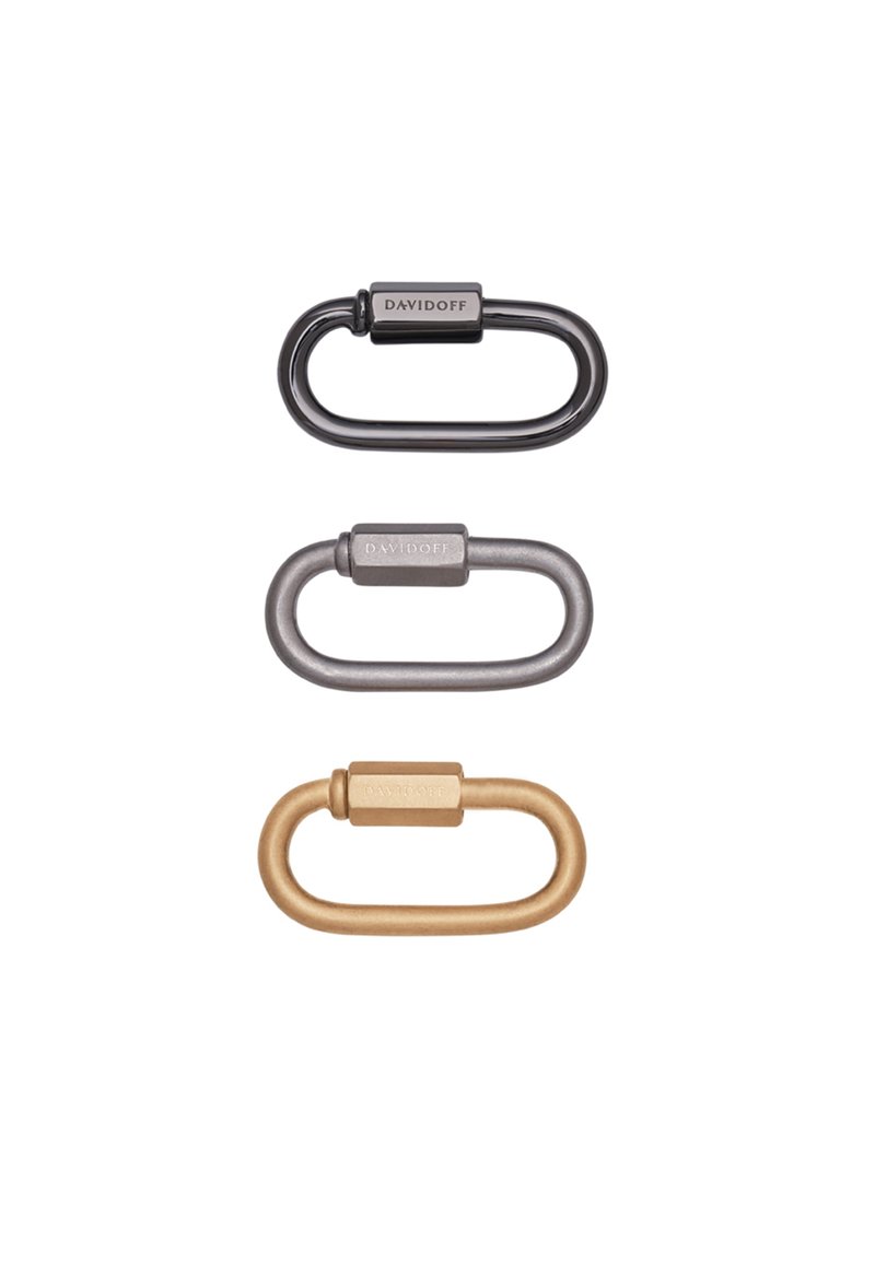 Drei miteinander verbundene Metallkarabiner in Schwarz, Grau und Gold. Jeder hat eine ovale Form mit einer strukturierten Oberfläche und dem eingravierten "DAVIDOFF"-Logo.