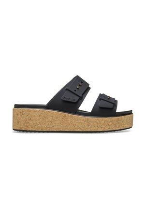 Sort platform sandal med korksål, to justerbare remme med guldfarvede nitter og et mærkelogo på den øverste rem.