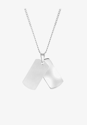Zilveren dog tag ketting met twee hangers; één heeft een geborstelde textuur en de andere is gepolijst. De ketting heeft kleine, ronde schakels.