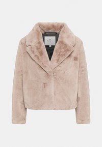 Kort fuskpälsjacka i ljusrosa med en bred krage. Har en knappstängning och en mjuk, strukturerad yta. Etikett synlig inuti.