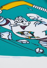 Türaufkleber in Türkis mit einem Cartoon-Hund auf Eis, der einen Hockeyschläger hält, akzentuiert in Gelb und Weiß, mit Eissplittern und einem Teamlogo.