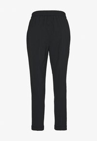Pantalon noir avec une taille élastique, des jambes fuselées et un tissu lisse et léger ; des poignets roulés ajoutent une touche élégante.