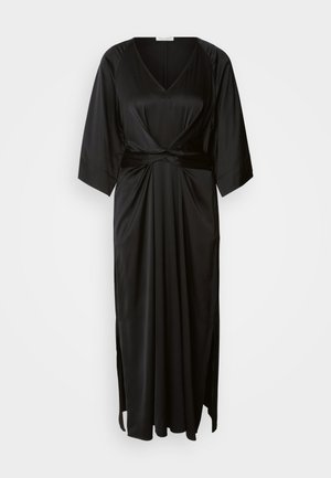 Svart satinrockklänning med djup V-ringning, korta breda ärmar, knuten midjdetalj och sidoflikar för ökad rörelse. Slät textur.
