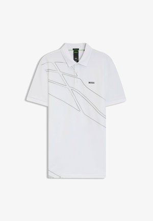 Hvid polo-shirt lavet af glat stof, med et subtilt gråt geometrisk mønster og logoet "BOSS" på venstre brystområde.