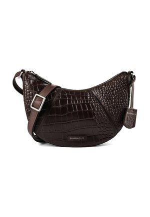 Bolso de hombro de cuero texturizado marrón oscuro con correa ajustable, hebilla plateada, cierre de cremallera y pequeña etiqueta de marca adjunta.
