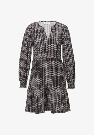 Zwarte jurk met lange mouwen, een V-hals en een uitlopende zoom. Heeft een geometrisch wit rasterpatroon over de hele jurk. Gemaakt van een textiel met structuur.